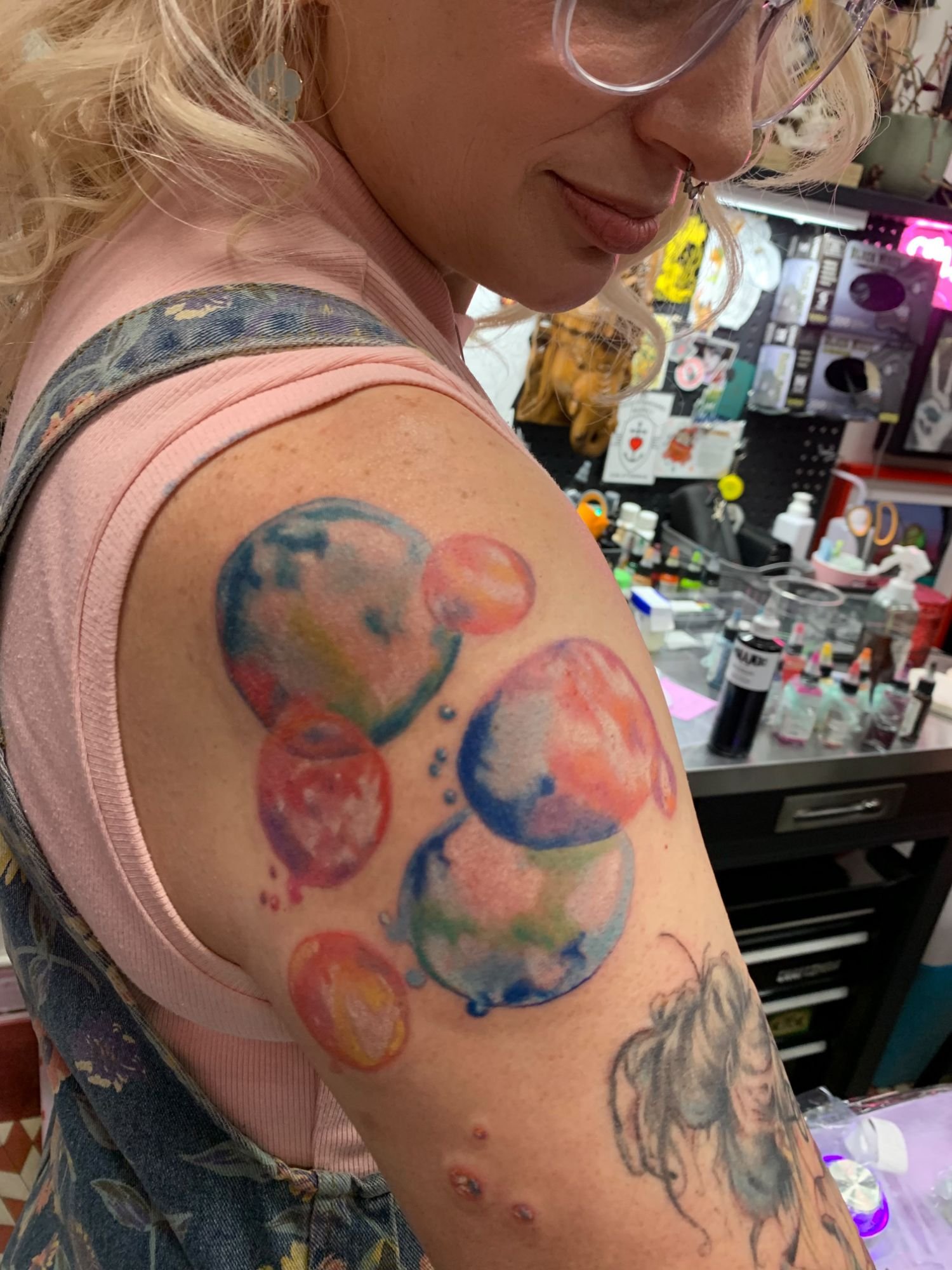 Painterly soap bubbles tattoo on the shoulder without outlines